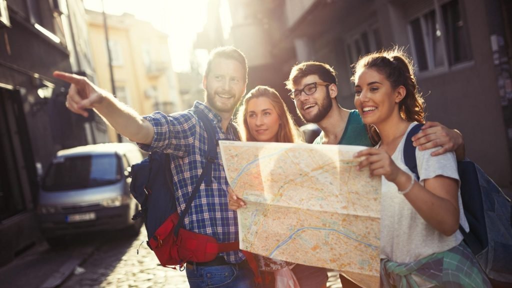 Asesores de viajes planificando logística